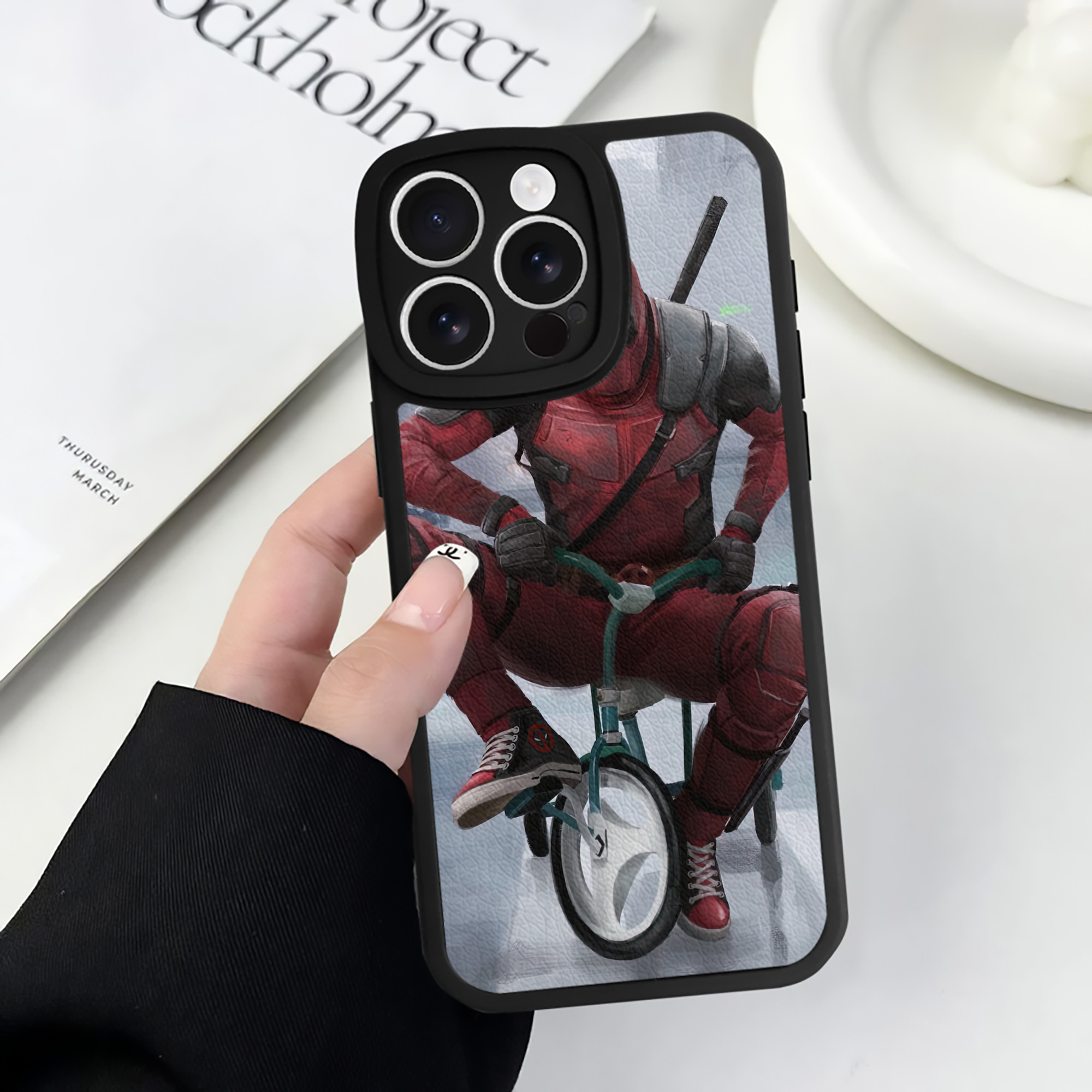 （画像用） Deadpool デッドプール 【iPhone 16シリーズ対応】シリコンスマホケース（レザー調） 材質：シリコン